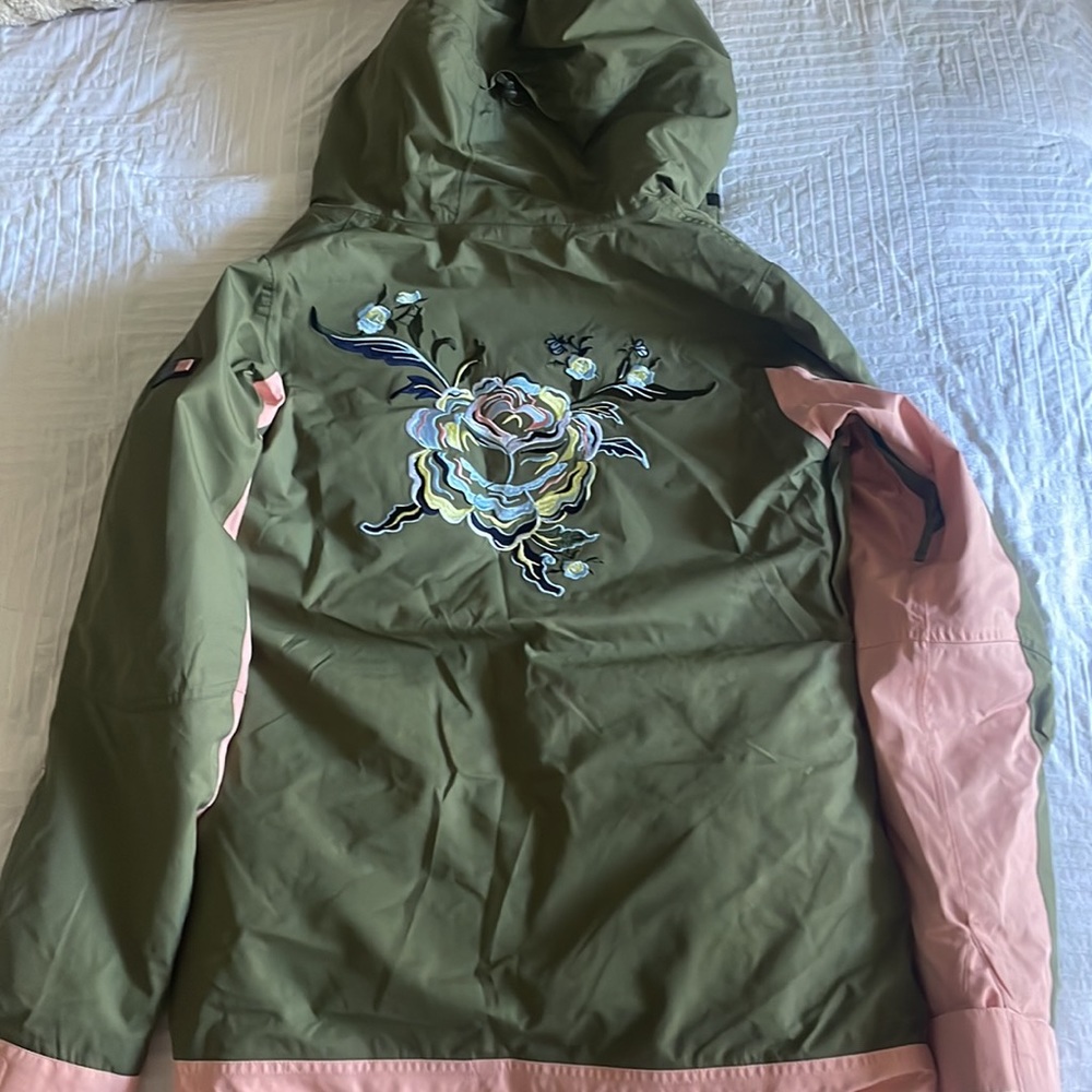Roxy women’s snow jacket - 15k dry flight waterproofing technology- medium size - Picture 7 of 7